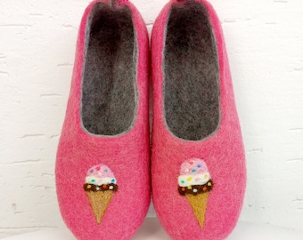 Pink wool slippers for girls decorated ice cream. Toddler slippers with non slip soles. Baby slippers. Warm felted slippers.