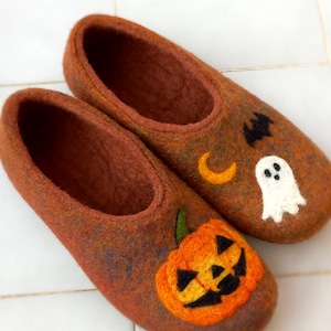 Halloween felted wool slippers for girls and boys. Toddler house shoes with non slip soles. Warm felt kids slippers with pumpkin ornament