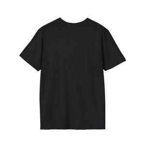 K&ouml;nnte beinhalten: Ein schlichtes, schwarzes T-Shirt mit kurzen &Auml;rmeln. Das Shirt hat einen Rundhalsausschnitt und ein klassisches, l&auml;ssiges Design. Der Stoff scheint ein weiches, undurchsichtiges Material zu sein. Das Shirt ist f&uuml;r den Alltag geeignet.