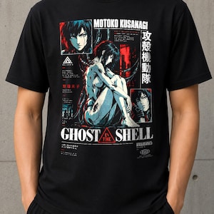Puede incluir: Una camiseta negra de manga corta con un estampado gráfico de Motoko Kusanagi de Ghost in the Shell. El diseño incluye varias ilustraciones de personajes, detalles en rojo y azul, y el texto Motoko Kusanagi y Ghost in the Shell.