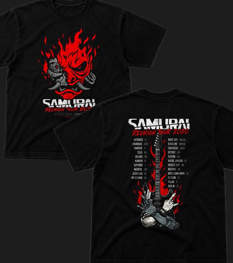 Pu&ograve; includere: Una t-shirt nera con una grafica rossa e bianca di una maschera da samurai robotica sul davanti con il testo SAMURAI REUNION TOUR 2020. Il retro mostra un elenco di citt&agrave;, una chitarra elettrica nera e una mano robotica tra fiamme rosse.