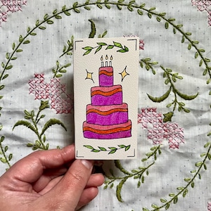 Mini carte de voeux faite main de gâteau d'anniversaire rose