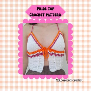 Puede incluir: Top de crochet blanco con ribete naranja y rosa y cierre de lazo. El top tiene un diseño de cuello halter. El texto "Pride Top Crochet Pattern" se muestra en una pancarta rosa. El nombre de la tienda Etsy "NoLooseEndsCrochet" se muestra en la parte inferior.