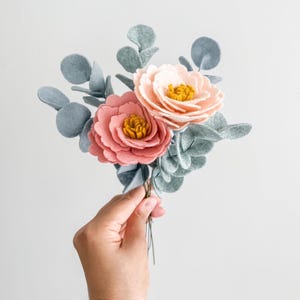 Fleur pivoine en feutrine idée cadeau original pour Fête des Mères déco d'intérieur printanière bouquet artificielle en laine moins 30 eurosPivoine fleur en laine feutrée bouquet pivoine déco table mariage idée cadeau mère épouse déco salon fleur pivoine déco d'événement et fête