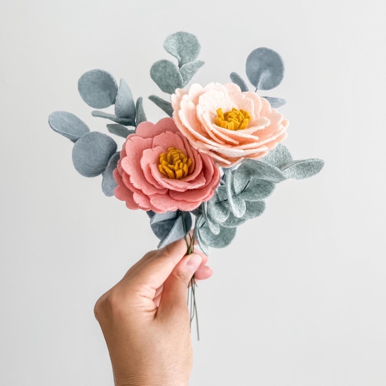 Fleur pivoine en feutrine idée cadeau original pour Fête des Mères déco d'intérieur printanière bouquet artificielle en laine moins 30 eurosPivoine fleur en laine feutrée bouquet pivoine déco table mariage idée cadeau mère épouse déco salon fleur pivoine déco d'événement et fête