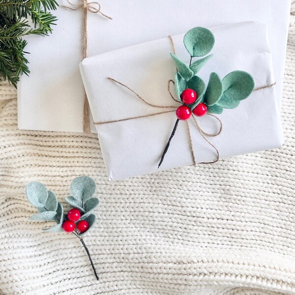 Décor d’eucalyptus et baies rouges pour la décoration de maison pour Noël, emballage de cadeaux de Noël, idées cadeaux pour Noël