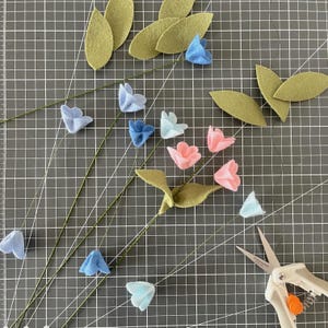 Bouquet en feutrine de laine déco salon fleur bleue idée cadeau mère bouquet coloré en feutrine déco centre de table petit bouquet en laine image 14