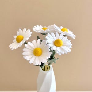 Déco maison marguerite idée cadeau mère bouquet fleur en feutrine de laine déco table de salon et cuisine cadeau de pendaison de crémaillèreBouquet éternelle marguerite en laine idée cadeau pour maman fleur blanche en tissu feutrine déco printemps bouquet Fête des Mères pas cher