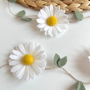 Guirlande marguerite chambre d'enfant suspension murale dekoration d'intérieur fleur blanche en feutrine idé déco florale salle de jeux bild 13