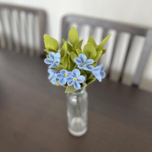 Bouquet en feutrine de laine déco salon fleur bleue idée cadeau mère bouquet coloré en feutrine déco centre de table petit bouquet en laine