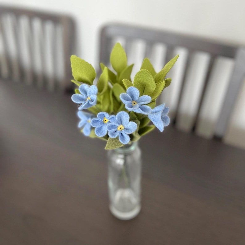 Bouquet en feutrine de laine déco salon fleur bleue idée cadeau mère bouquet coloré en feutrine déco centre de table petit bouquet en laine