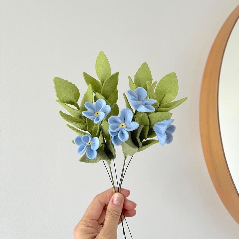 Bouquet en feutrine de laine déco salon fleur bleue idée cadeau mère bouquet coloré en feutrine déco centre de table petit bouquet en laine