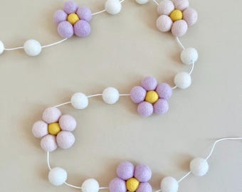 Guirlande en pompons et marguerites pour enfant déco pastell chambre fille idée cadeau de naissance moins 20euros bannière pastel en feutrine