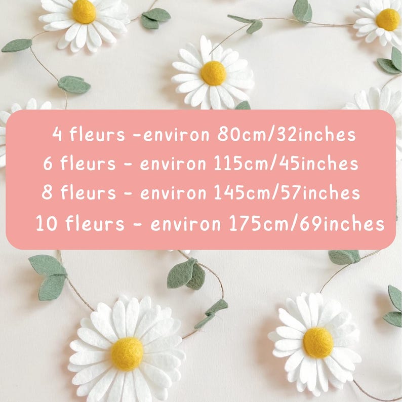 Puede incluir: Una guirnalda de margaritas de fieltro blanco con centros amarillos y hojas verdes. La guirnalda est&aacute; disponible en varias longitudes, de 80 cm a 175 cm, como se indica en el texto sobre un fondo rosa.