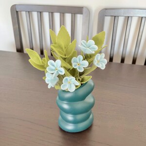 Bouquet en feutrine de laine déco salon fleur bleue idée cadeau mère bouquet coloré en feutrine déco centre de table petit bouquet en laine image 15