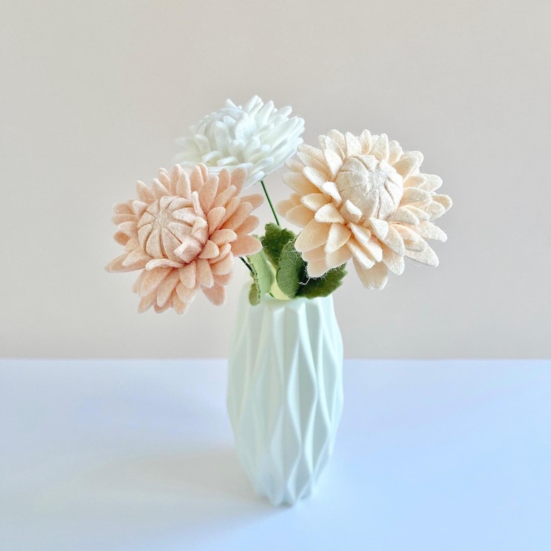 Bouquet de fleurs en feutrine idée cadeau fête des mères moins 50 euros déco fausse chrysanthème fleur en tissu laine bouquet pour la maison