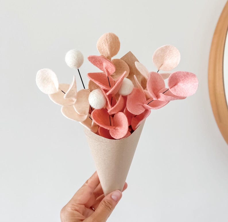 Cadeau pour maman bouquet de fleurs en laine déco d'intérieure  feuillage d'eucalyptus en feutrine idée cadeau Fête des Mères moins 40 euros
