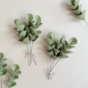 Fausse plante eucalipto en feutrine idée cadeau d'hôtesse petit bouquet artificiel menos 15 euros déco salle de bains eucalyptus en laine