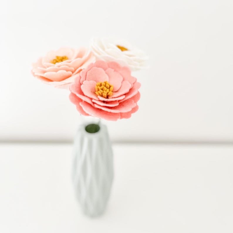 Fleur pivoine en feutrine idée cadeau original pour Fête des Mères déco d'intérieur printanière bouquet artificielle en laine moins 30 eurosPivoine fleur en laine feutrée bouquet pivoine déco table mariage idée cadeau mère épouse déco salon fleur pivoine déco d'événement et fête