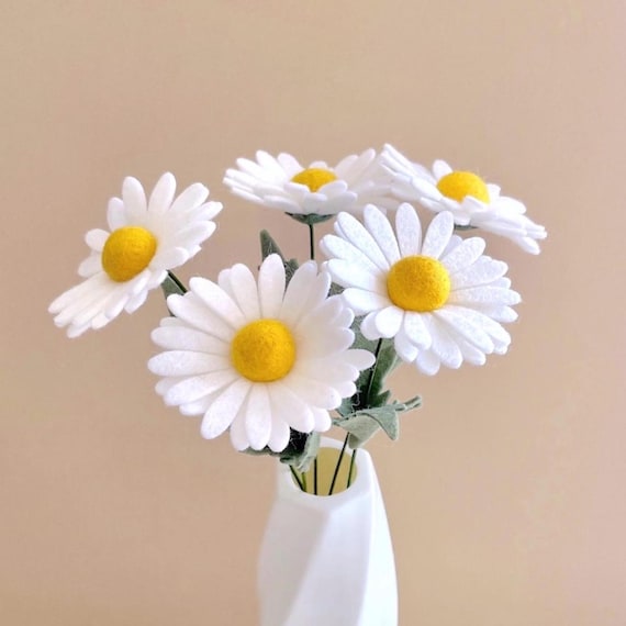 Idée déco maison fleur blanche cadeau original pour grand-mère bouquet marguerites en feutrine de laine fleurs en tissu pour le mariage