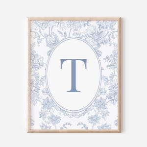 Decoración de pared de guardería elegante con estampado de toile azul, decoración personalizada para habitación infantil con iniciales, estilo chinoiserie, impresión de pared personalizada, decoración de flores para dormitorio de niño