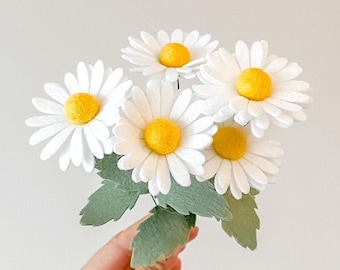 Bouquet fleur en feutrine marguerite idée cadeau femme marguerite déco salon kitchen fleur en laine feutrée cadeau fait main mère grand-mère