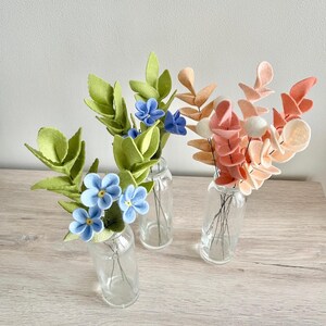 Cadeau pour maman bouquet de fleurs en laine déco d'intérieure  feuillage d'eucalyptus en feutrine idée cadeau Fête des Mères moins 40 euros