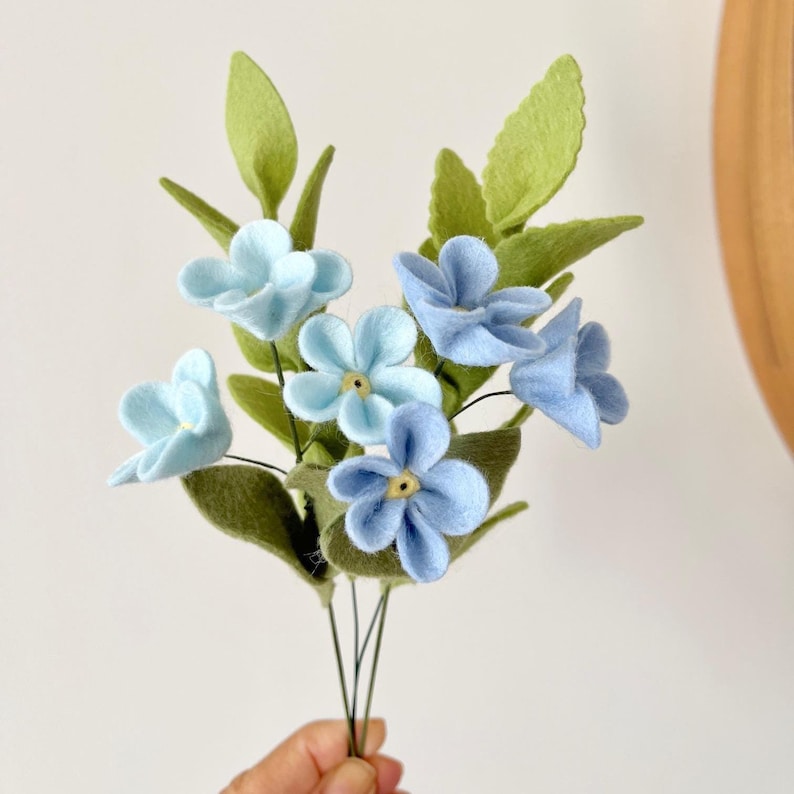 Fleur en feutre de laine déco salon fleur célébration d'anniversaire cadeau maman fait main bouquet coloré en feutrine déco centre de table Bouquet en feutrine de laine déco salon fleur bleue idée cadeau mère bouquet coloré en feutrine déco centre de table petit bouquet en laine