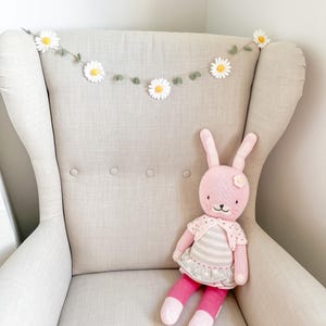 Décoration chambre bébé fille guirlande marguerite déco murale fleur accessoire déco d'anniversaire fille guirlande fleur chambre d'enfant Déco marguerite fête d'anniversaire 1 an guirlande fleurs chambre de bébé art mural thème marguerite idée cadeau nouveau-ne moins 20euros