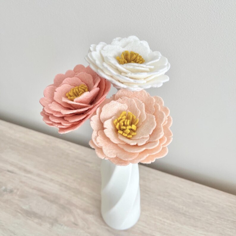 Fleur pivoine en feutrine idée cadeau original pour Fête des Mères déco d'intérieur printanière bouquet artificielle en laine moins 30 eurosPivoine fleur en laine feutrée bouquet pivoine déco table mariage idée cadeau mère épouse déco salon fleur pivoine déco d'événement et fête