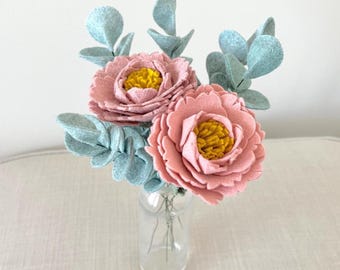 Bouquet de mariée pivoine éternelle avec eucalipto idée cadeau original pour épouse menins 50 euros fleur en feutrine de laine déco mariage