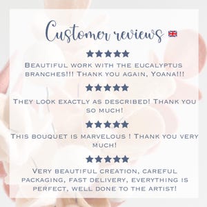 Pode incluir: Uma representa&ccedil;&atilde;o gr&aacute;fica de avalia&ccedil;&otilde;es de clientes com o texto Customer reviews e quatro conjuntos de cinco estrelas. O texto inclui feedback positivo sobre ramos de eucalipto, um bouquet e a artista Yoana, sobre um fundo suave.