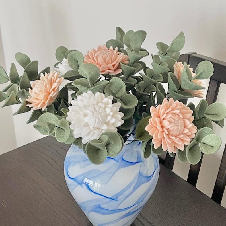 Bouquet de fleurs en feutrine idée cadeau Fête des mères moins 50 euros déco fausse chrysanthème fleur en tissu laine bouquet pour la maison