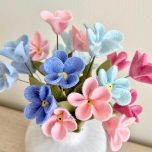 Fleur en feutre de laine déco salon fleur célébration d'anniversaire cadeau maman fait main bouquet coloré en feutrine déco centre de table Bouquet en feutrine de laine déco salon fleur bleue idée cadeau mère bouquet coloré en feutrine déco centre de table petit bouquet en laine