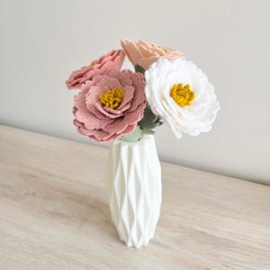 Fleur pivoine en feutrine idée cadeau original pour Fête des Mères déco d'intérieur printanière bouquet artificielle en laine moins 30 eurosPivoine fleur en laine feutrée bouquet pivoine déco table mariage idée cadeau mère épouse déco salon fleur pivoine déco d'événement et fête
