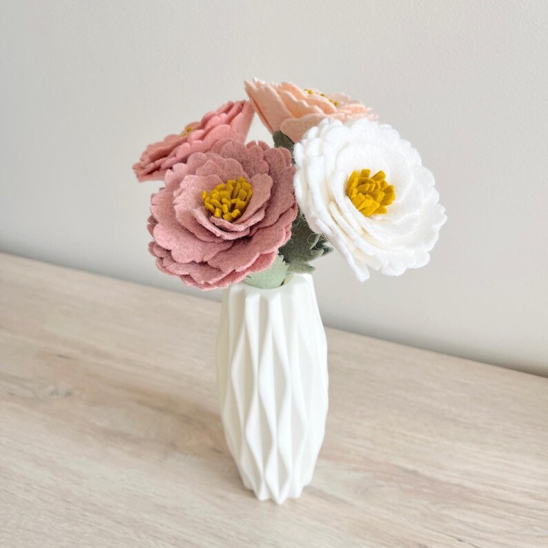 Fleur pivoine en feutrine idée cadeau original pour Fête des Mères déco d'intérieur printanière bouquet artificielle en laine moins 30 eurosPivoine fleur en laine feutrée bouquet pivoine déco table mariage idée cadeau mère épouse déco salon fleur pivoine déco d'événement et fête