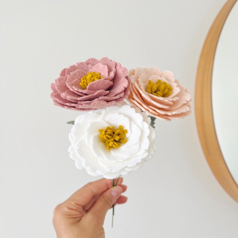 Fleur pivoine en feutrine idée cadeau original pour Fête des Mères déco d'intérieur printanière bouquet artificielle en laine moins 30 eurosPivoine fleur en laine feutrée bouquet pivoine déco table mariage idée cadeau mère épouse déco salon fleur pivoine déco d'événement et fête