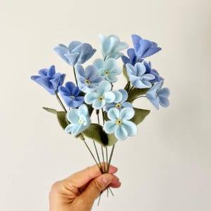 Fleur en feutre de laine déco salon fleur célébration d'anniversaire cadeau maman fait main bouquet coloré en feutrine déco centre de table Bouquet en feutrine de laine déco salon fleur bleue idée cadeau mère bouquet coloré en feutrine déco centre de table petit bouquet en laine