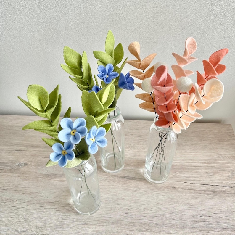 Bouquet en feutrine de laine déco salon fleur bleue idée cadeau mère bouquet coloré en feutrine déco centre de table petit bouquet en laine