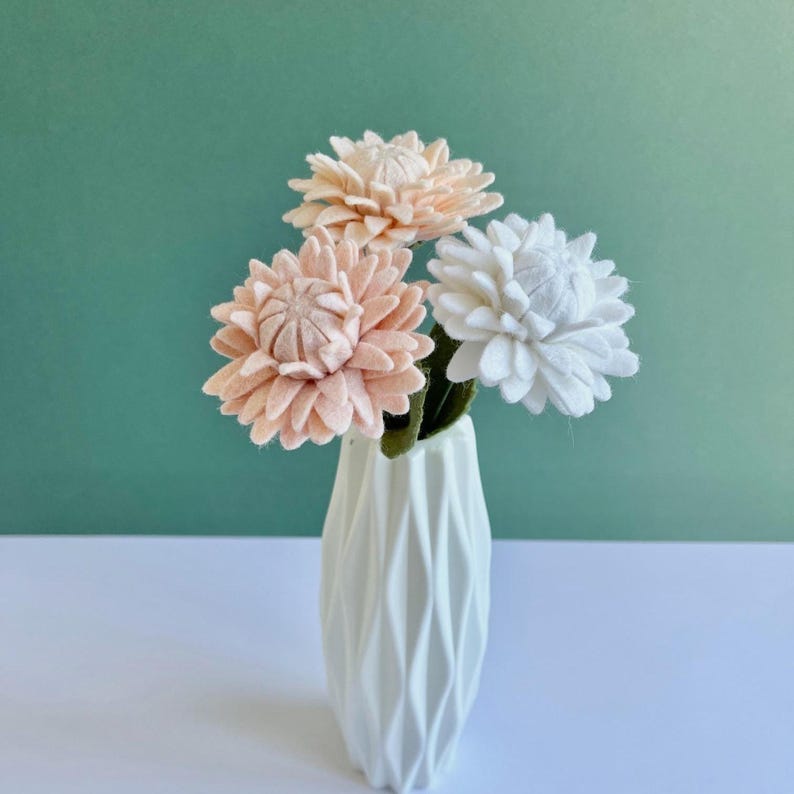 Idée cadeau fait main pour mère bouquet de fleurs en feutrine tendance décoration d'intérieur plante en laine  fleur en tissu pour la maison Cadeau Fête des Mères bouquet de fleurs en feutrine cadeau d'anniversaire pour maman ou épouse déco mason en laine idée bouquet de printemps