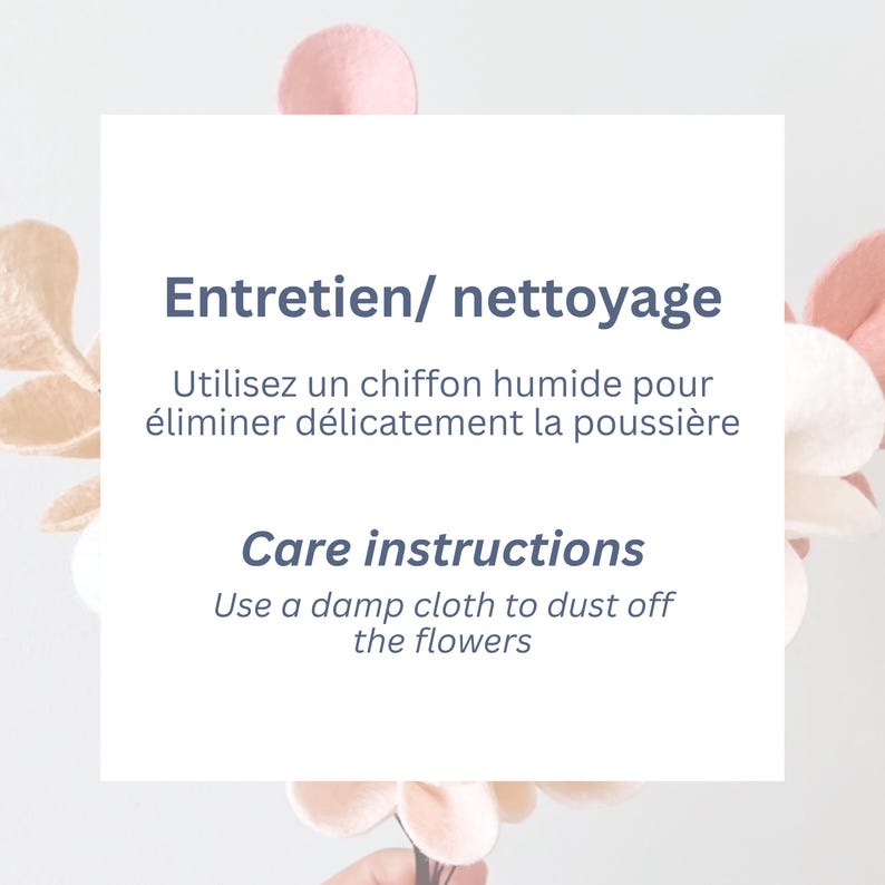 Pode incluir: Um cart&atilde;o quadrado branco com texto azul escuro lendo Entretien/ nettoyage, Utilisez un chiffon humide pour &eacute;liminer d&eacute;licatement la poussi&egrave;re, Care instructions, Use a damp cloth to dust off the flowers, contra p&eacute;talas de feltro rosa.