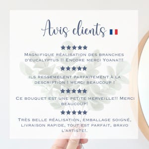 May include: A customer review graphic featuring the text Avis clients and four sets of five dark blue stars. The text includes French phrases praising eucalyptus branches, including Magnifique r&eacute;alisation, Ils ressemblent parfaitement, and Ce bouquet.