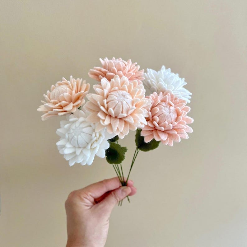 Bouquet de fleurs en feutrine idée cadeau fête des mères moins 50 euros déco fausse chrysanthème fleur en tissu laine bouquet pour la maison