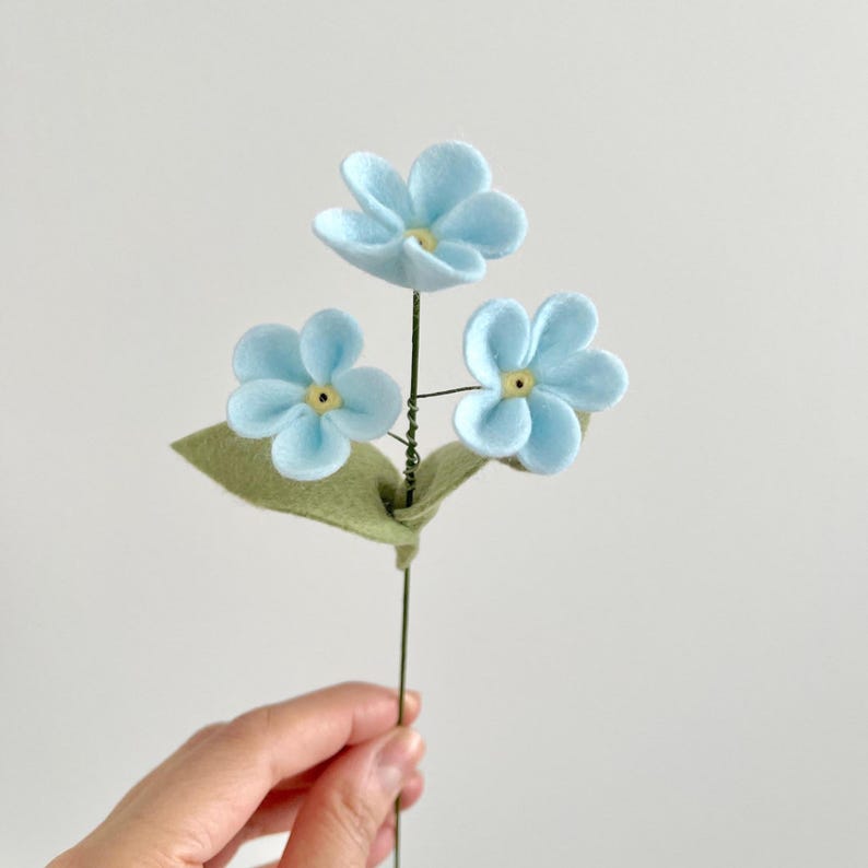 Bouquet en feutrine de laine déco salon fleur bleue idée cadeau mère bouquet coloré en feutrine déco centre de table petit bouquet en laine image 17