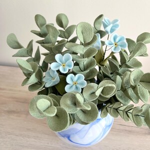 Bouquet en feutrine de laine déco salon fleur bleue idée cadeau mère bouquet coloré en feutrine déco centre de table petit bouquet en laine image 13