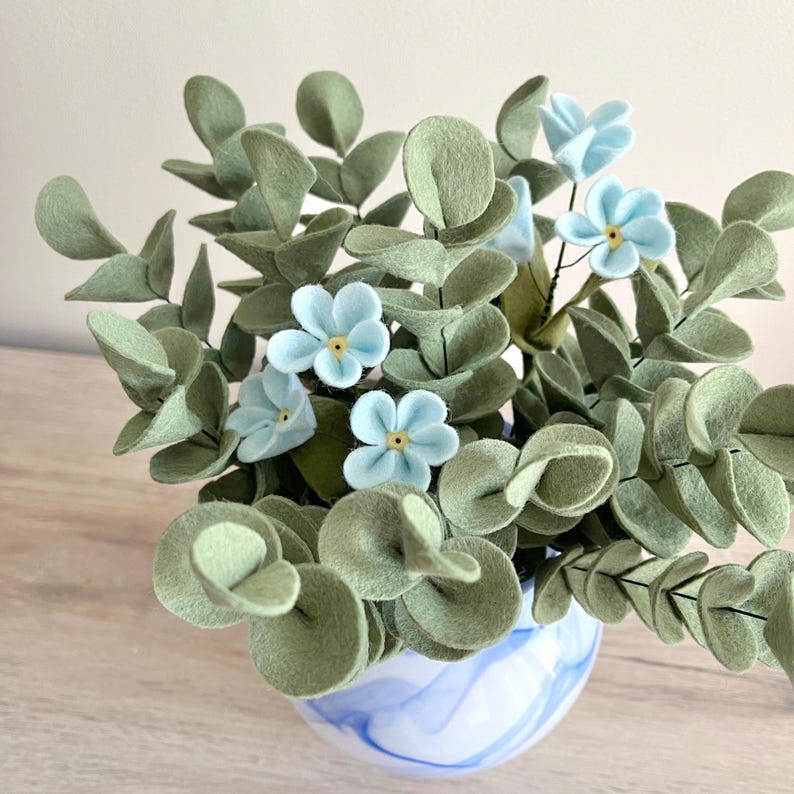 Bouquet en feutrine de laine déco salon fleur bleue idée cadeau mère bouquet coloré en feutrine déco centre de table petit bouquet en laine image 13