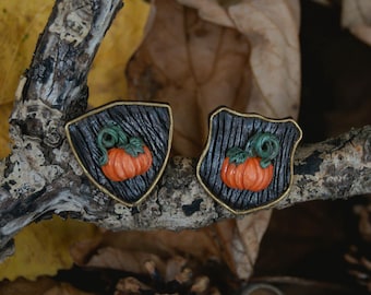 Mini pumpkin crest pin made of polymer clay, autumn brooch, cottagecore accessory
