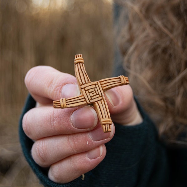 Pin's broche croix de Sainte Brigitte croix de Brigid Imbolc en argile polymère