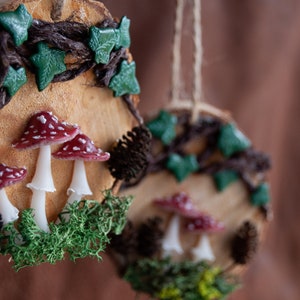 Wooden decoration to hang amanitas and ivy leaves in polymer clay wooden suspension