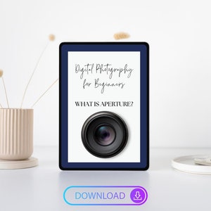Op de afbeelding: Een digitale fotografiehandleiding voor beginners met een blauwe achtergrond en de tekst "Digital Photography for Beginners" en "What is Aperture?" met een foto van een camera lens.